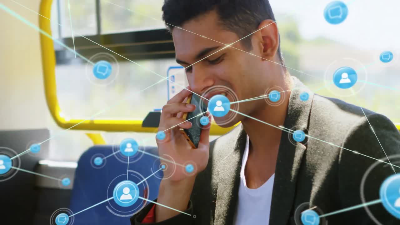 버스에서 아이콘과 연결된 네트워크를 통해 스마트폰으로 이야기하는 두 인종의 남자의 애니메이션