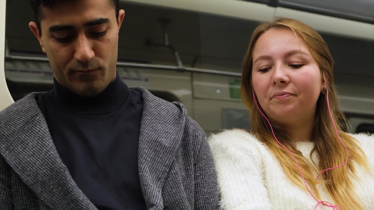 지하철 차량 에 있는 부부