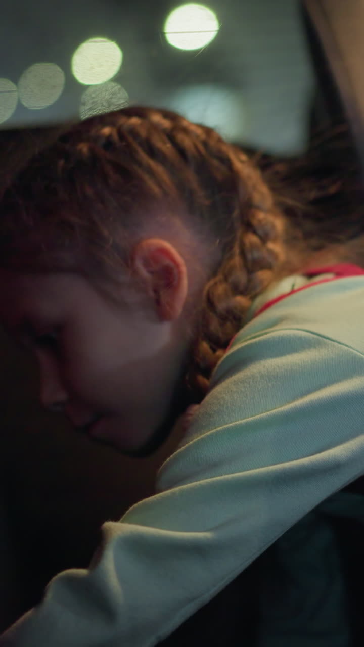 una vista cercana de un niño encendiendo la luz en un coche, alcanzando hacia la luz del techo con una expresión enfocada, como si estuviera buscando algo