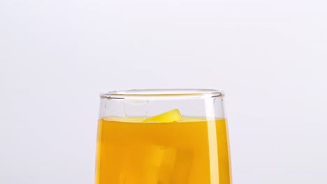 jugo de naranja con hielo
