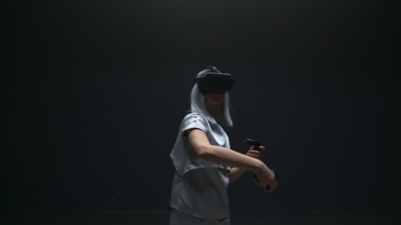 Ragazza attraente che gioca a un gioco VR, primo piano. Giocatrice alla moda che sperimenta la realtà aumentata.