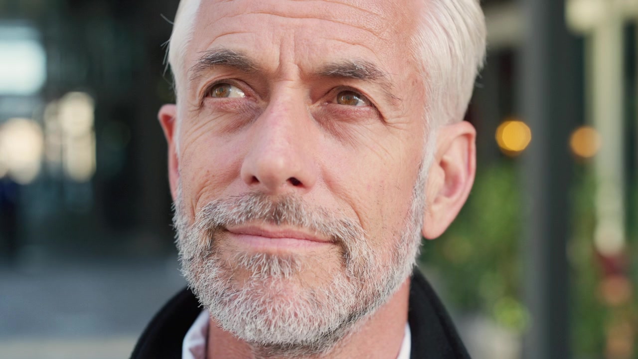 Ritratto di un uomo maturo che guarda pensieroso all'aperto