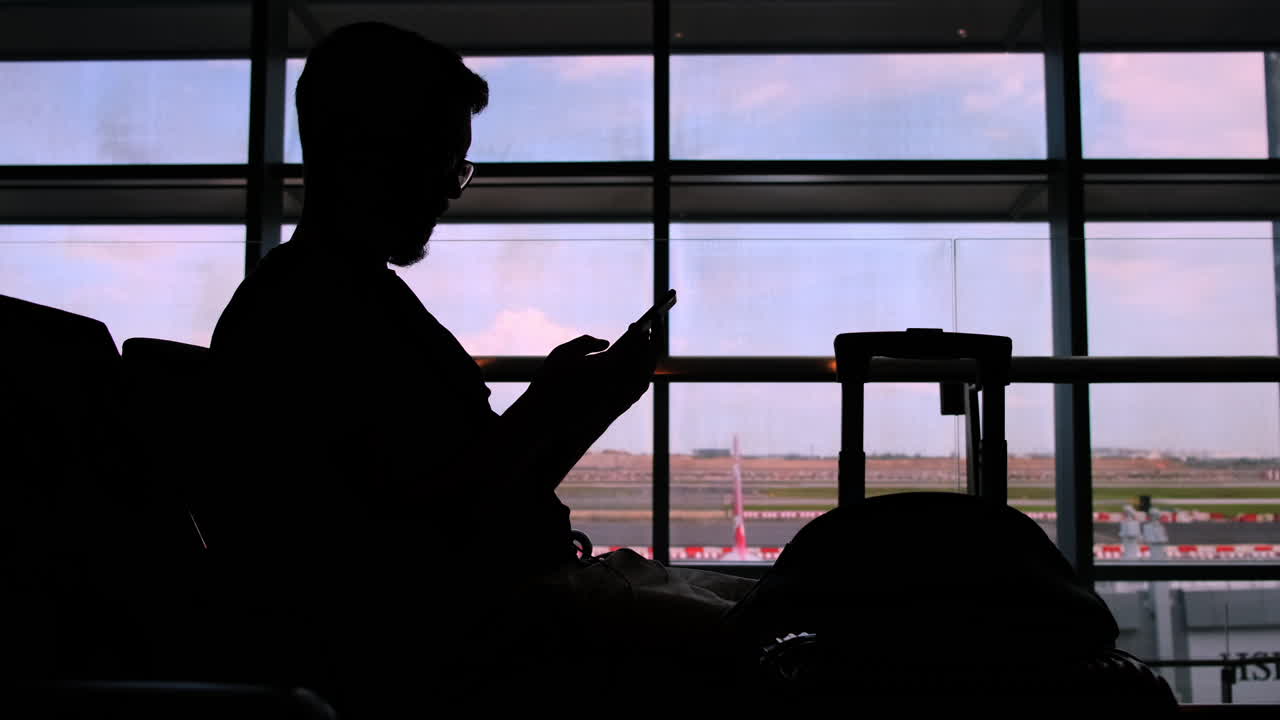 hombre esperando en el aeropuerto