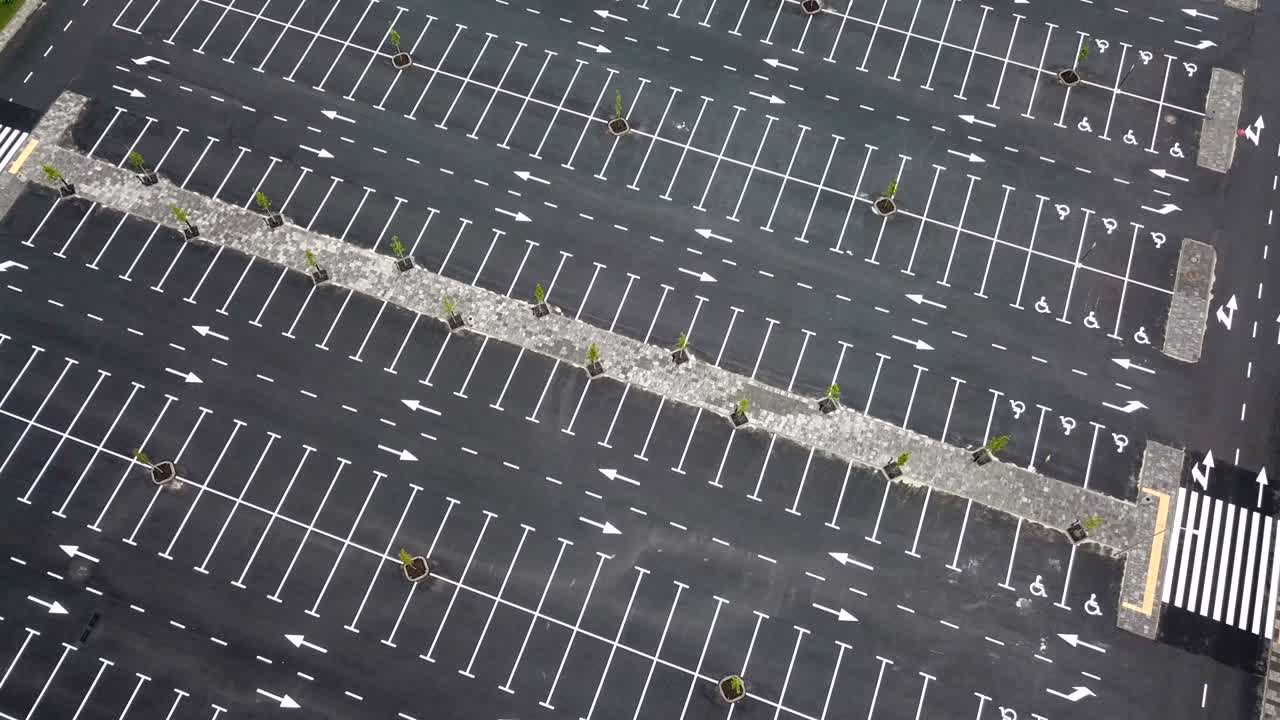 거대한 빈 주차장의 공중 촬영