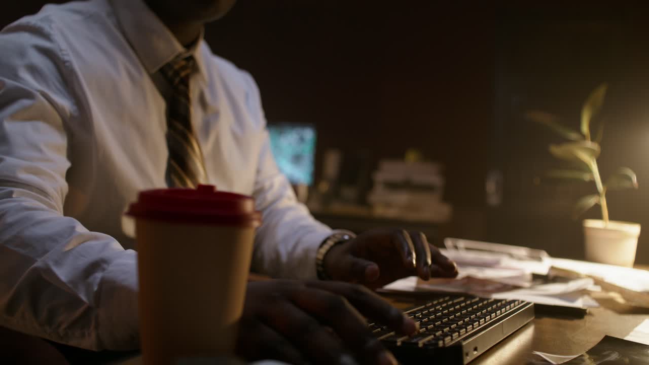 uomo d'affari che lavora fino a tardi