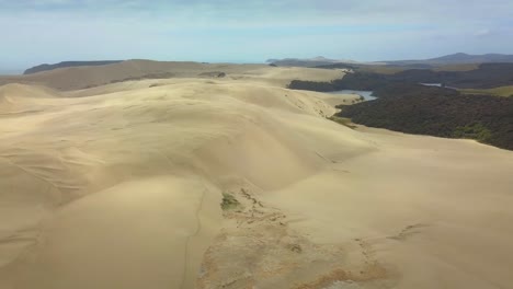 Vista-Panorámica-De-Las-Dunas-De-Arena-Gigantes-En-La-Costa-De-Nueva-Zelanda