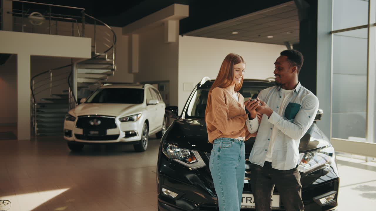 una pareja feliz comprando un coche nuevo.