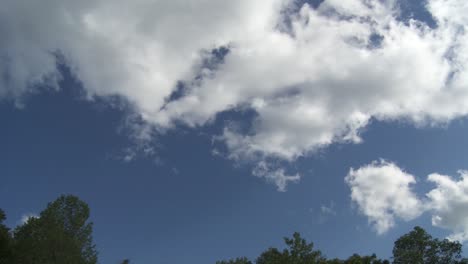 una vista tranquilizadora del cielo azul y despejado con nubes de algodón