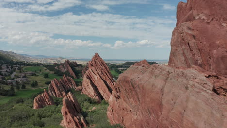 Campo-De-Golf-De-Punta-De-Flecha-En-Littleton-Colorado-Con-Césped-Verde,-Rocas-Rojas-Y-Cielos-Azules