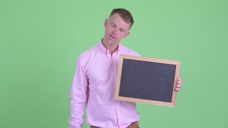 retrato de un hombre de negocios con una camisa rosa