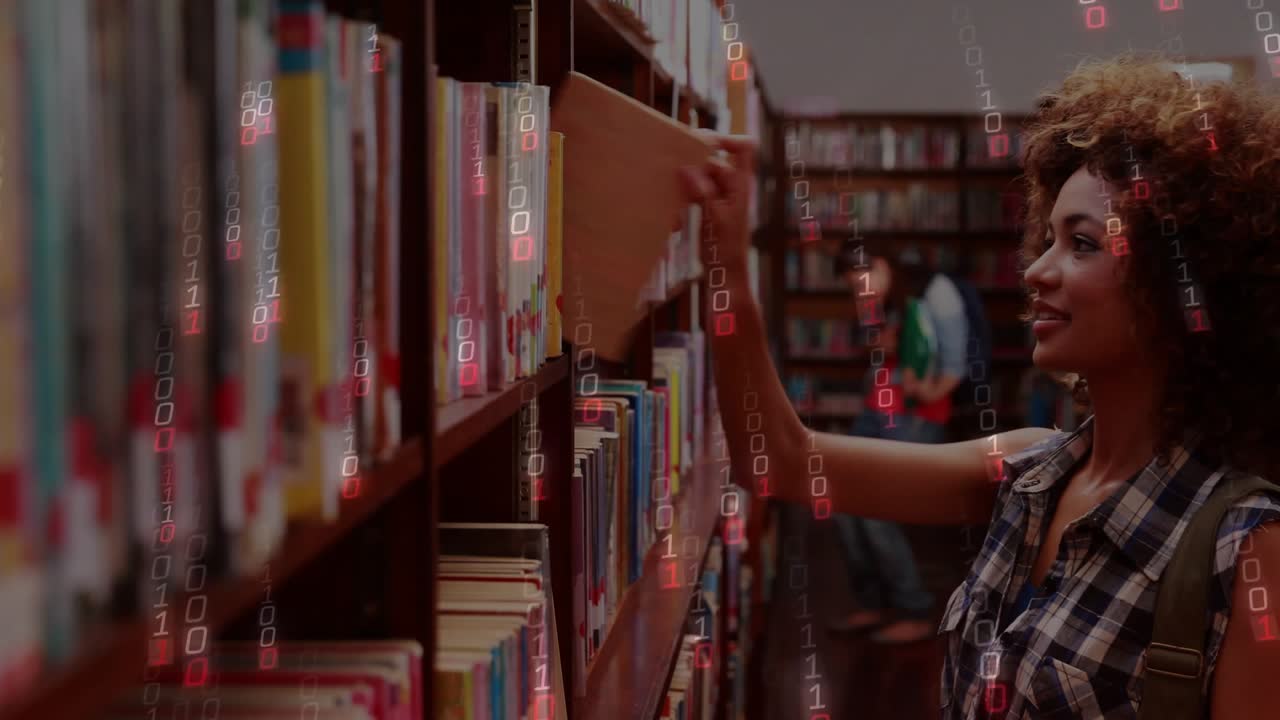Estudiante caminando por el pasillo de una biblioteca, escaneando lomos y seleccionando un libro para previsualizar, sonriendo a la cámara.