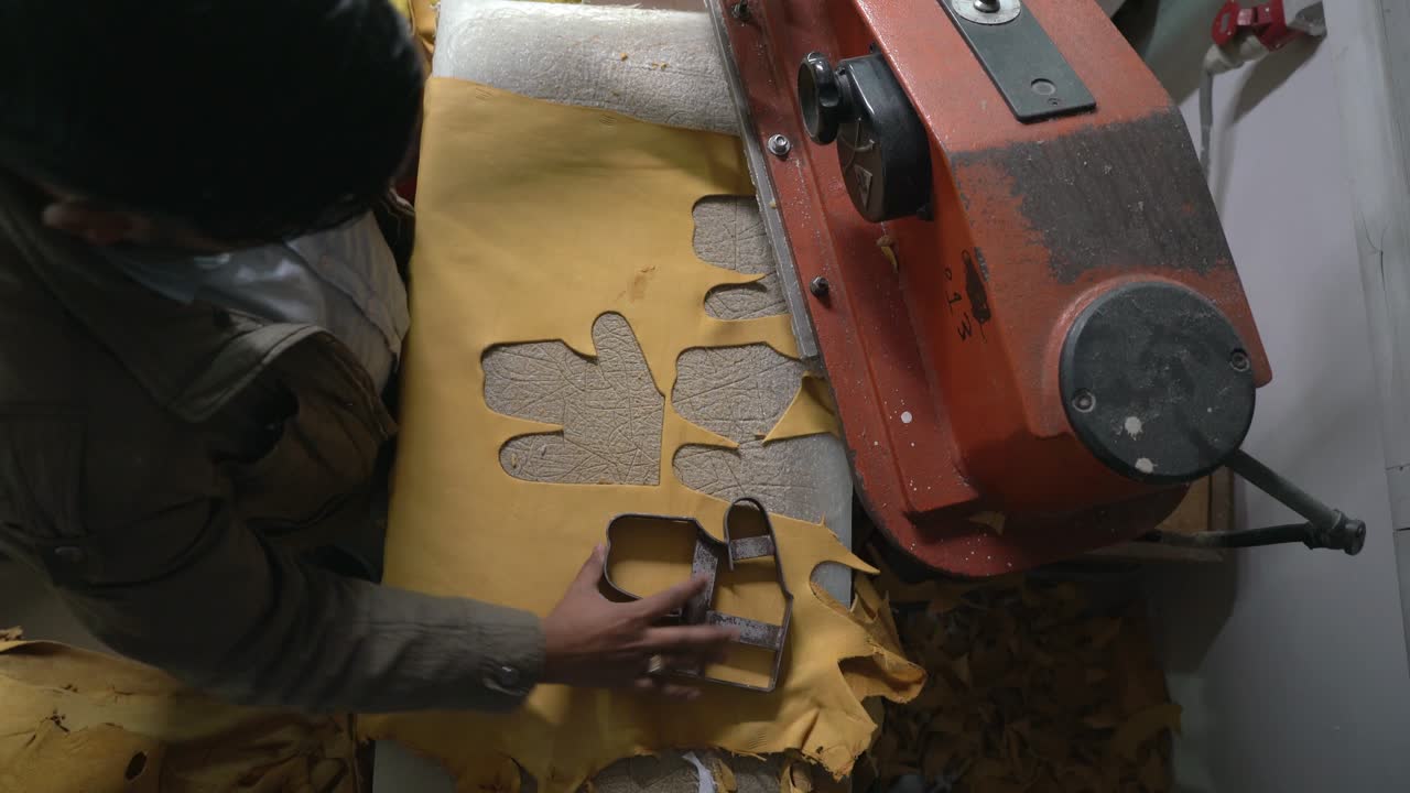 vista de arriba hacia abajo del cuero prensado en un troquel industrial
