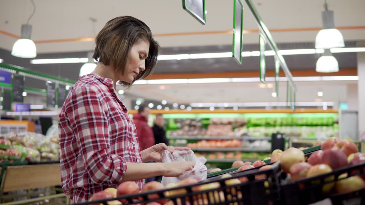슈퍼마켓에서 아름다운 여자 쇼핑 빨간 사과