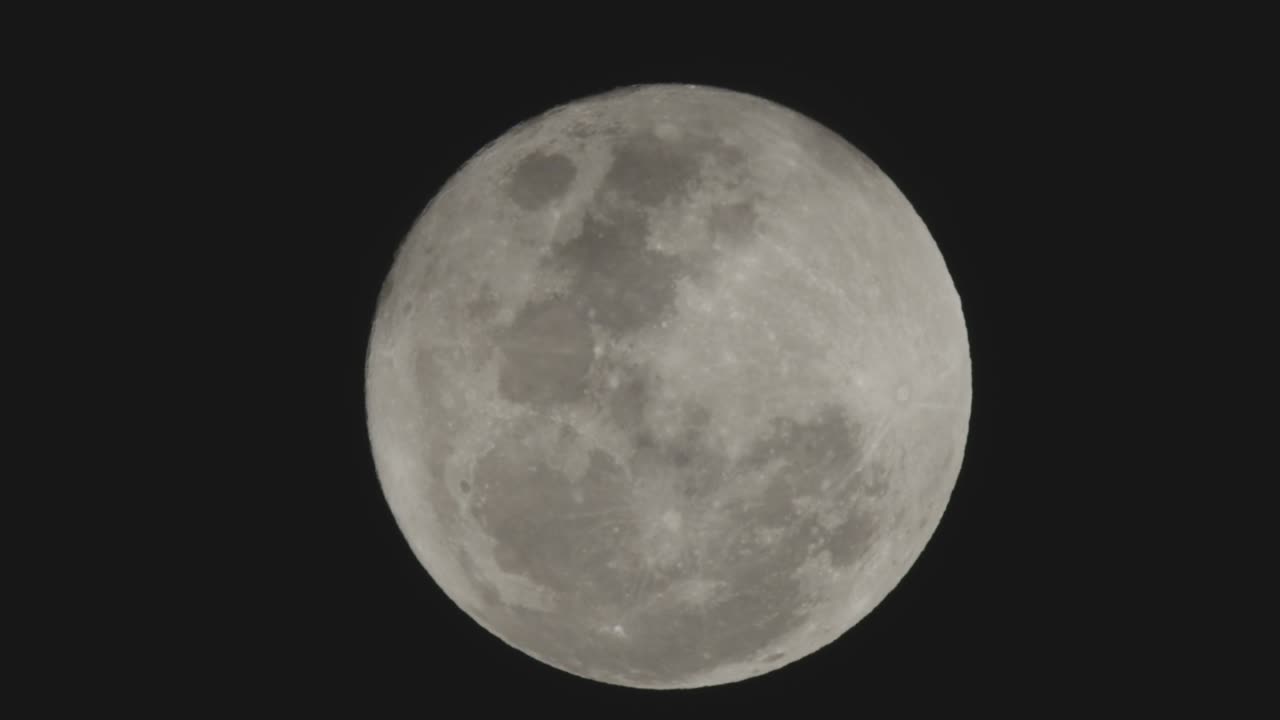 Lua cheia, lente teleobjetiva, plano geral extremo, em tempo real.