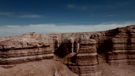 mirando un desierto escarpado cañón y acantilados - retiro de revelación aérea