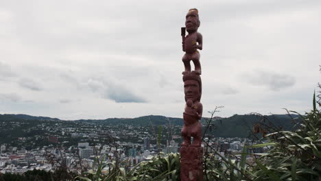 Pouwhenua-or-pou-whenua,-carved-wooden-post-used-by-the-Māori-people-to-mark-places-of-significance