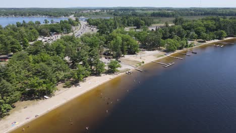 lago mitchell en cadillac michigan, vista aérea de ascenso de drones