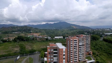 Vehículos-En-La-Carretera-En-Pereira,-Colombia