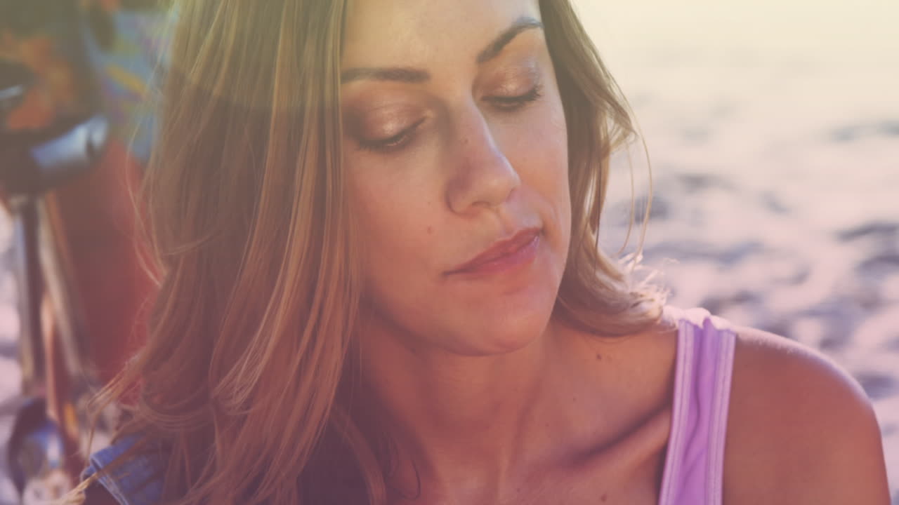 animación de una mujer caucásica comiendo sandía con amigos en la playa