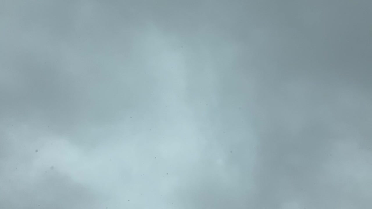 구름이 빠르게 움직이다 비 내리는 카메라 렌즈 샷