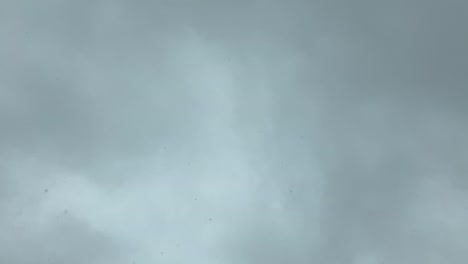 die wolke bewegt sich schnell regen fällt herunter und trifft auf das kameraobjektiv