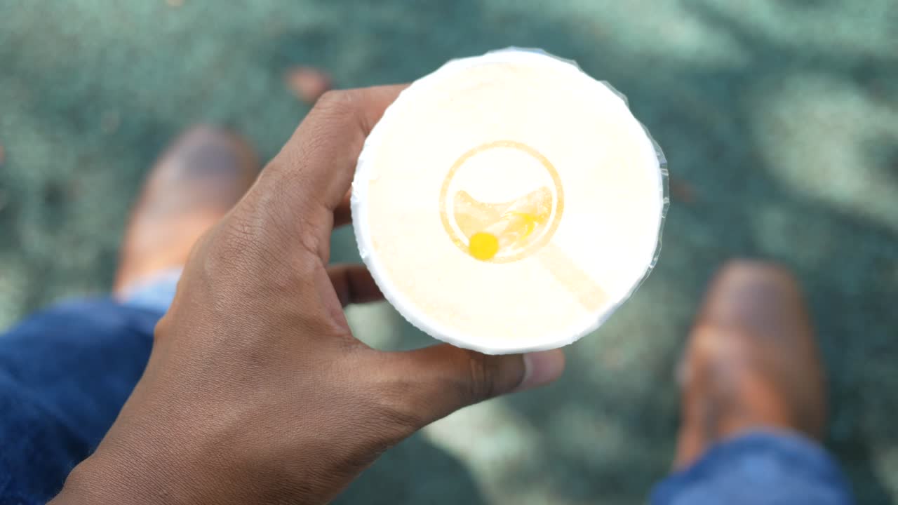 un vaso de jugo de naranja al aire libre,
