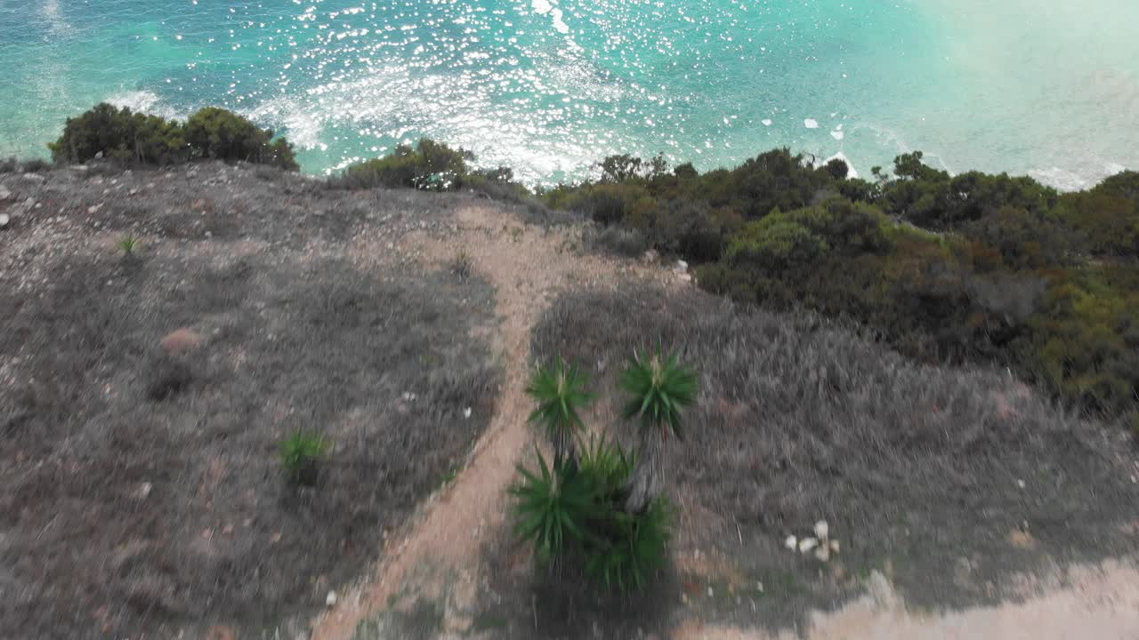 video aéreo de drones del este de malta, área de marsaxlokk, bahía de il-hofra l-kbira