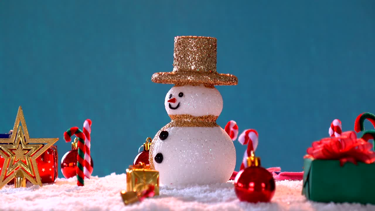hombre de nieve y decoración de caja de regalos en la nieve para el año nuevo o las vacaciones de navidad internacionales.