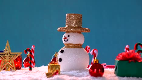 hombre de nieve y decoración de caja de regalos en la nieve para el año nuevo o las vacaciones de navidad internacionales.
