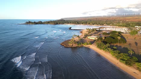 Vista-Aérea-De-La-Pintoresca-Playa-Al-Atardecer-En-La-Isla-De-Oahu,-Hawaii---Disparo-De-Drones