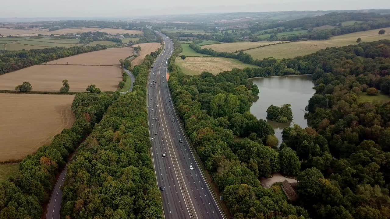 Drone di atas Jalan Tol M1 dengan lalu lintas ringan menghadap ke utara