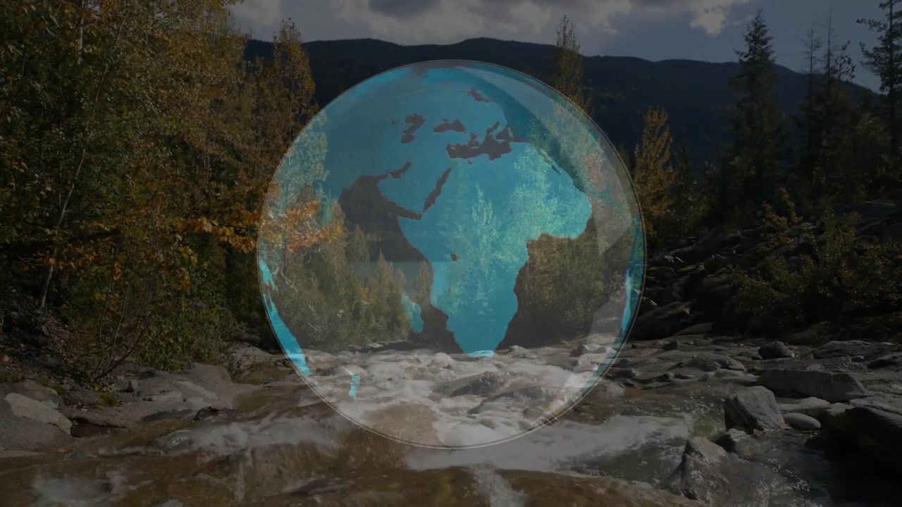 Superposición de globo que se desvanece y gira sobre un arroyo forestal, revelando continentes a través de una superficie clara