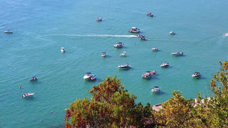 Los-Lugareños-Disfrutan-De-Estar-En-El-Agua-Clara-En-Un-Caluroso-Y-Soleado-Día-Africano,-Knysna