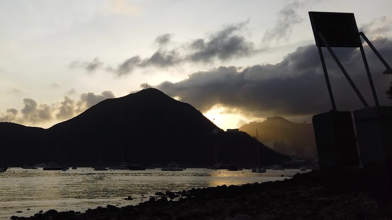 물이 내려다 보이는 일몰의 uhd 시간 경과