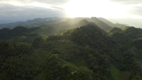 Excelente-Toma-Aérea-De-La-Luz-Del-Sol-Rompiendo-Sobre-La-Cordillera-De-Chiapas-En-México