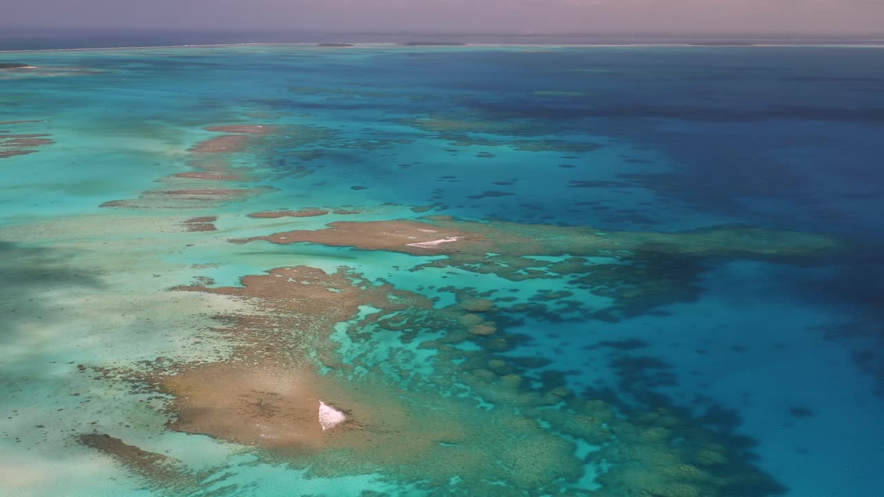sobrevuelo aéreo alto del enorme sistema de arrecifes de coral en tonga