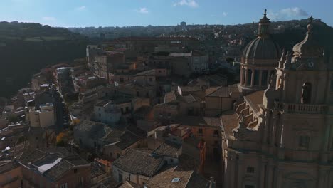 catedral de la iglesia de ragusa ibla, antiguo pueblo de montaña en sicilia, italia, rodeado por un cañón