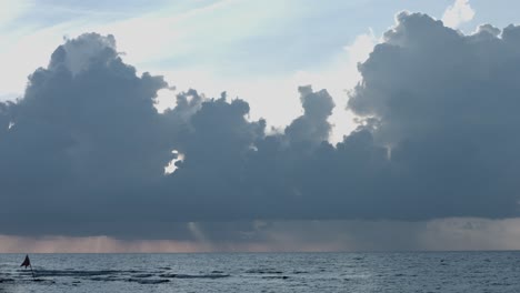 Bedeckter-Himmel-Und-Regen-über-Dem-Ozean.-Statisch