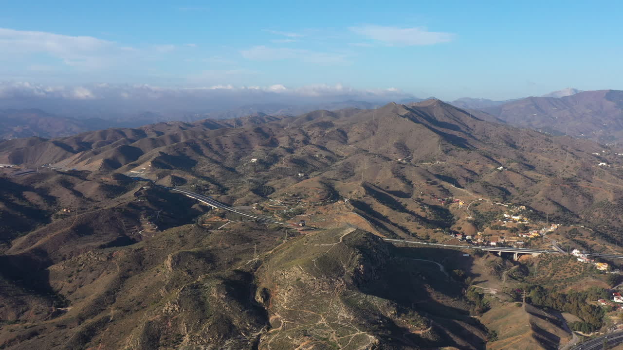 vista aérea de las montañas en españa malaga día soleado
