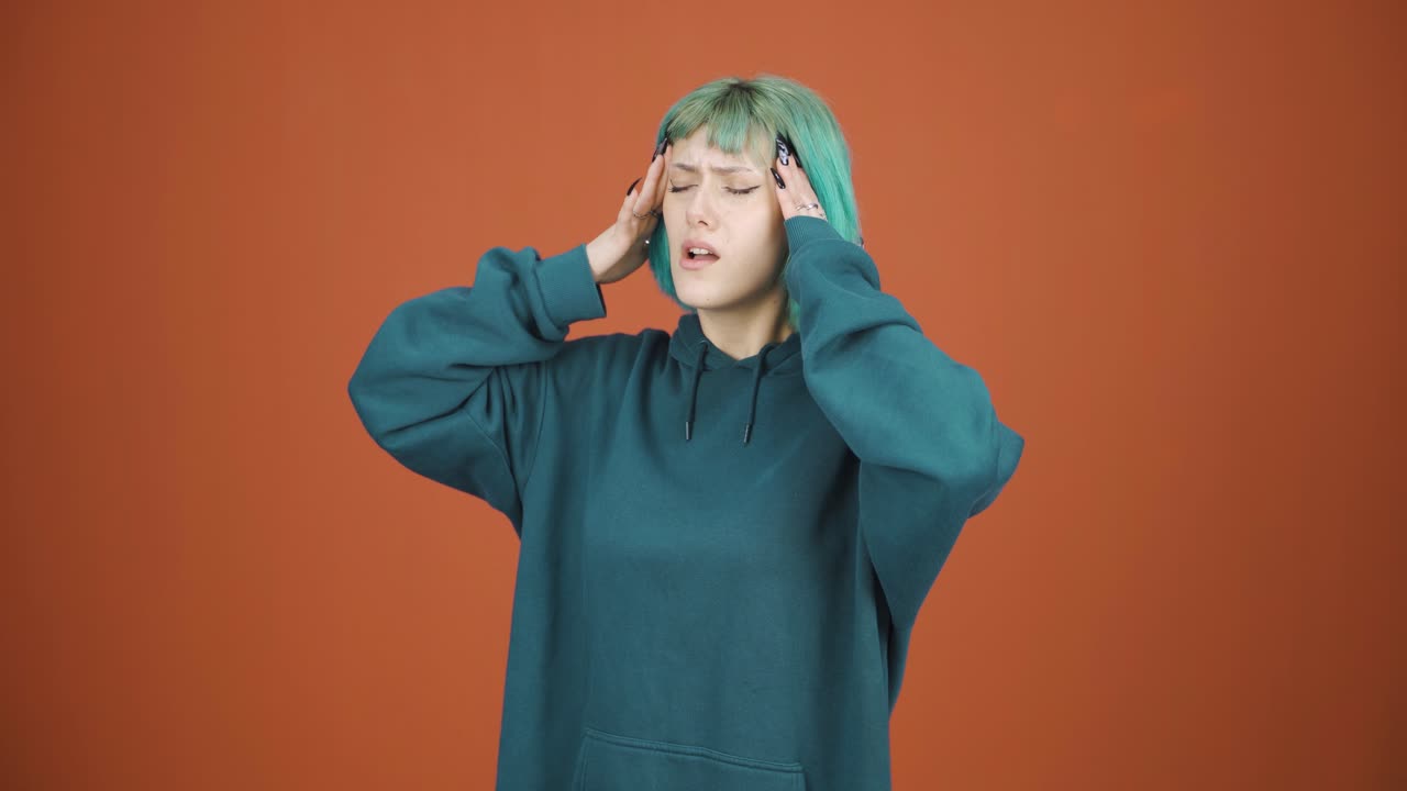 편두통을  ⁇ 고 있는 젊은 여성이 통증을 경험하고 있습니다.