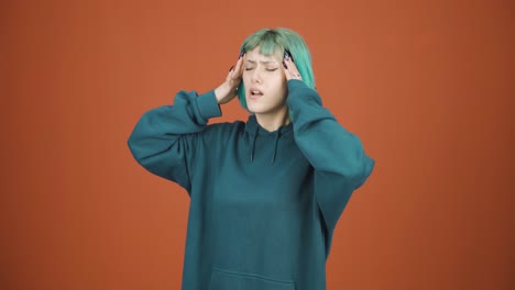 una mujer joven con migraña está experimentando dolor.