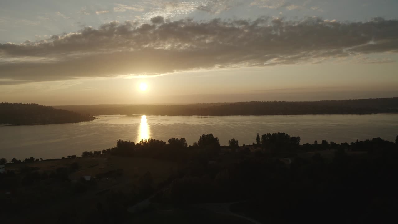 el vuelo del avión no tripulado registra el amanecer fuera de la ciudad costera de bellevue, washington.