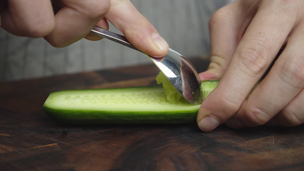 quitar la pulpa de pepino con una cuchara de metal