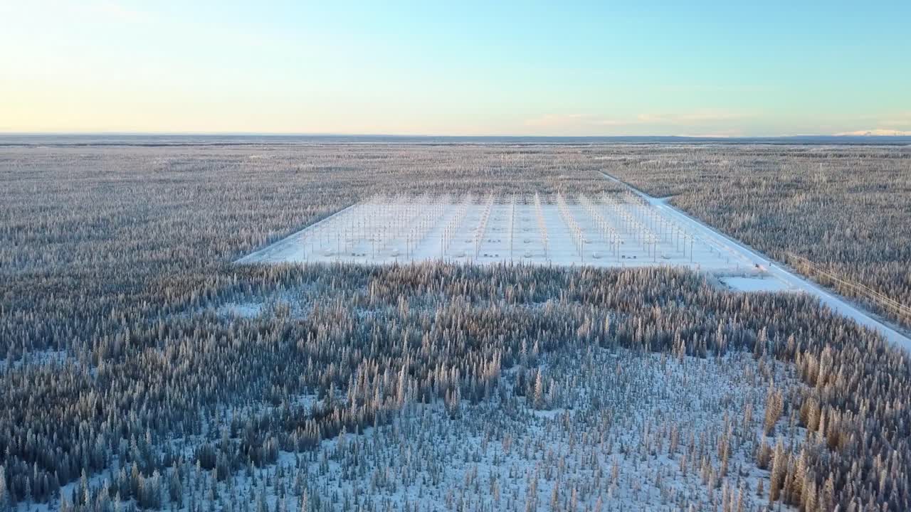 미국 가코나에 있는 춥고 화창한 겨울날 하프 알래스카 시설에서 안테나로 가득 찬 들판을 향해 공중, 드론 샷
