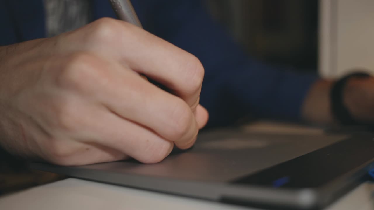 펜 모양의 스타일러스가 있는 드로잉 태블릿에 예술적인 일러스트레이션을 만드는 디지털 아티스트 - 클로즈업