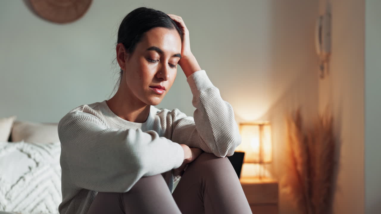 Mujer sentada en un dormitorio