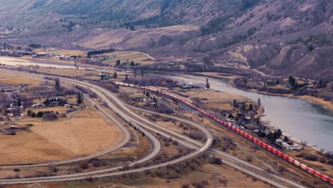 Carretera-Transcanadiense-1:-A-Lo-Largo-Del-Río-South-Thompson,-Kamloops