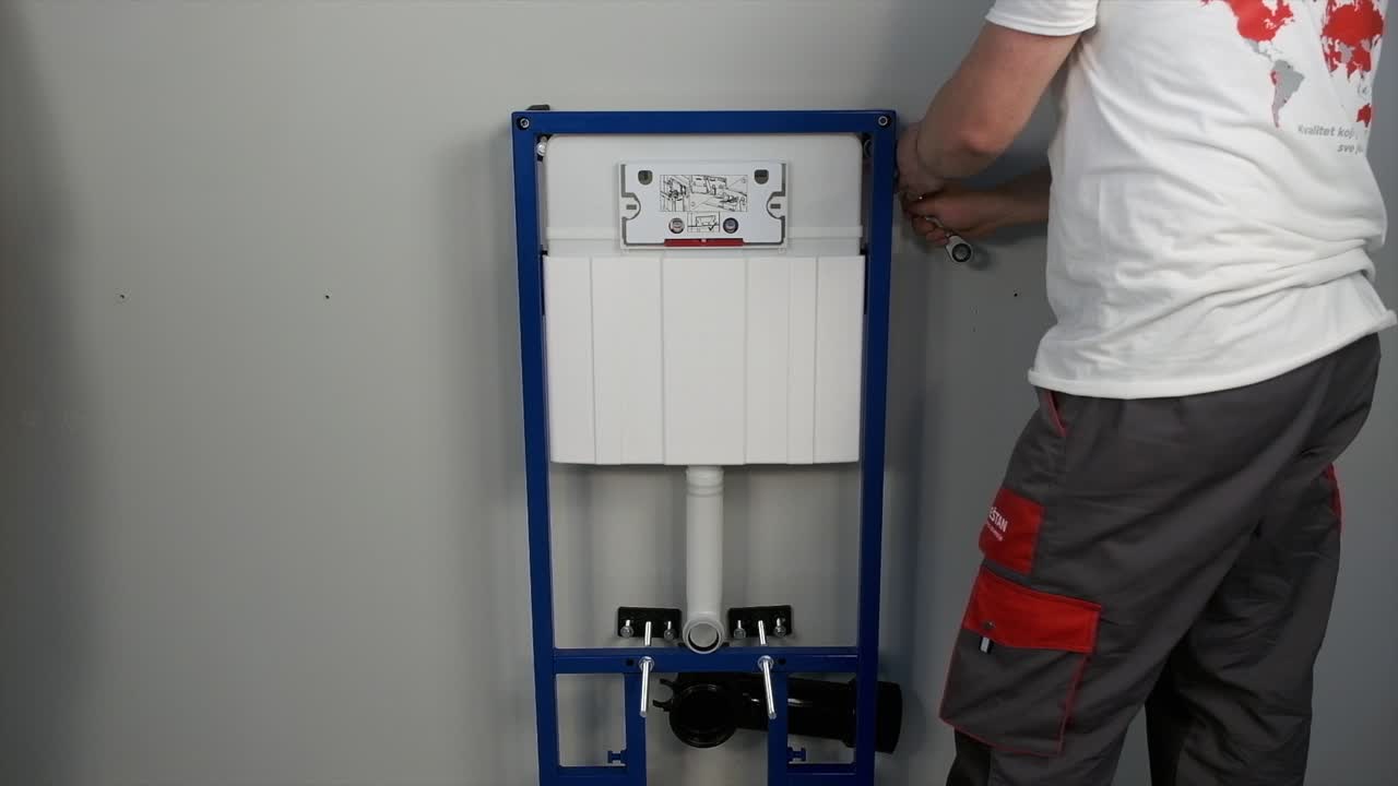 el trabajador que repara e instala el inodoro y descarga utiliza herramientas como alicates y llaves