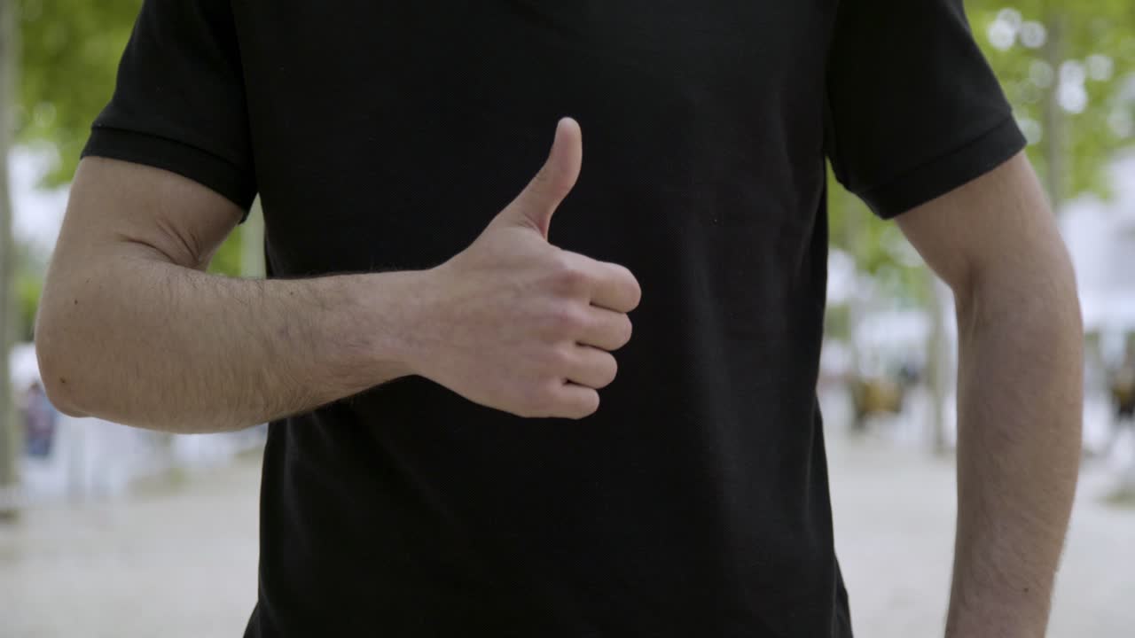 밖에서 엄지손가락을 들고 있는 젊은이의  ⁇   ⁇ 입니다.