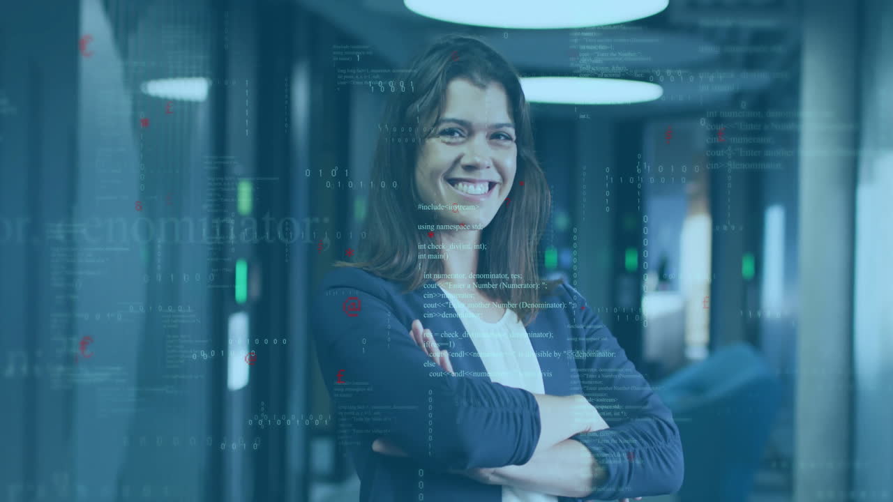 mujer sonriente con los brazos cruzados sobre la animación de código de programación en el entorno de la oficina